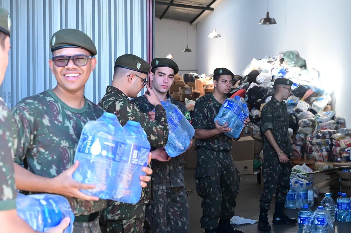 O Tiro de Guerra enviou ajuda para o carregamento e a organização das caixas dentro do caminhão (Foto/Divulgação)