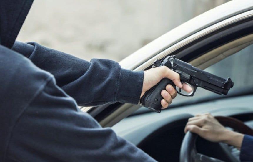 Em posse de uma arma de fogo cromada, os autores anunciaram o assalto e um deles mandou que a motorista descesse do carro (Foto/Ilustrativa)