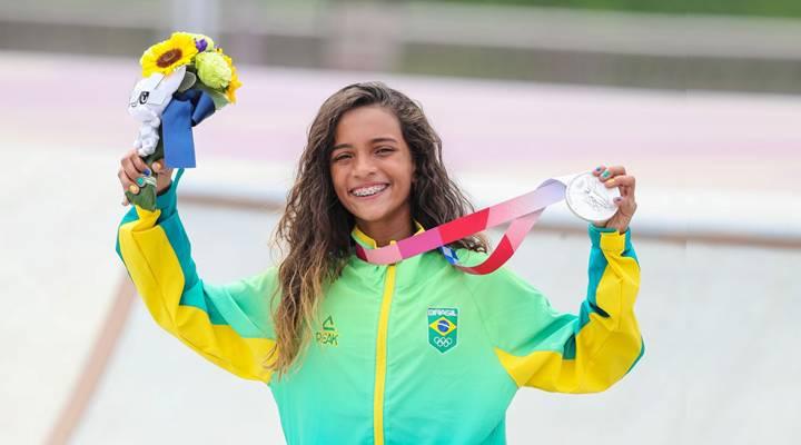 O estafe de Rayssa tenta uma liberação para que a mãe durma com a skatista durante os jogos olímpicos (Foto/Wander Roberto)