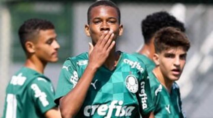 Estêvão sofreu torções no tornozelo e no joelho esquerdos contra o Botafogo (Foto/Palmeiras)