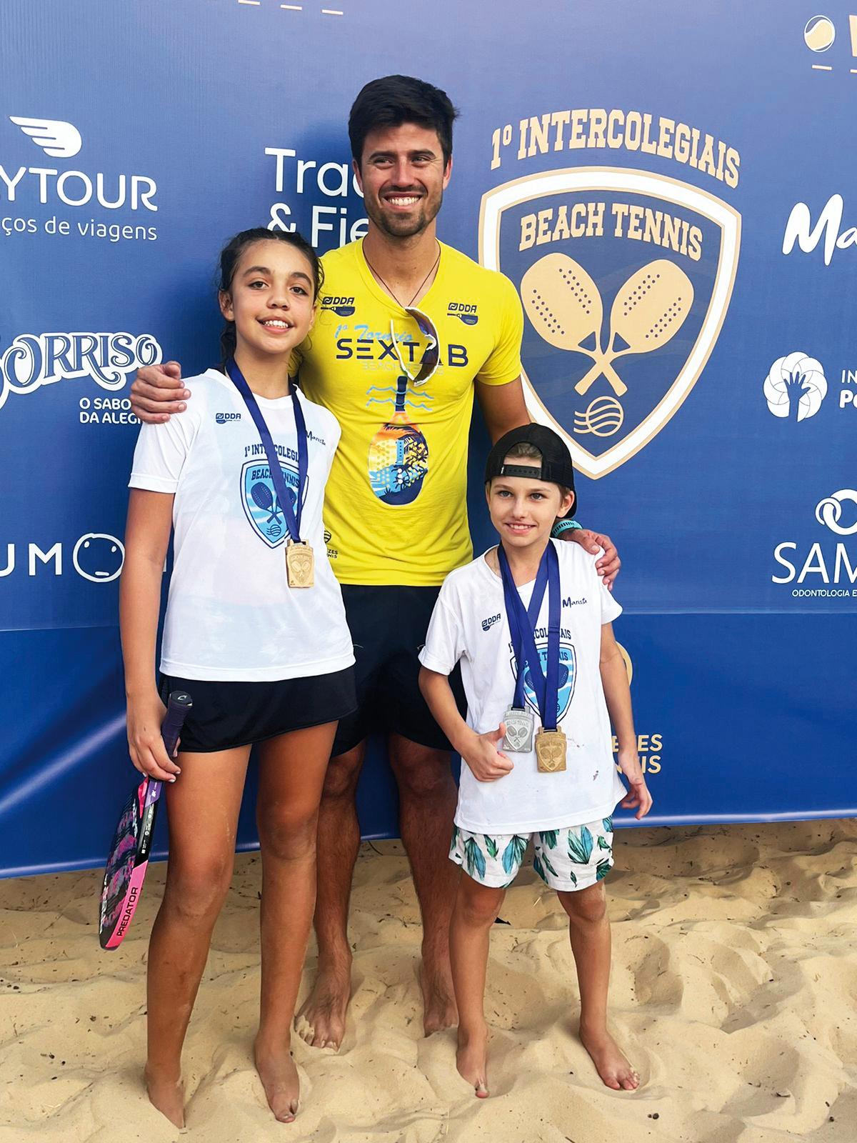 Laura Andrade e Gabriel Pinto ganham medalha de ouro no primeiro torneio de beach tênis interescolar de Uberaba categoria Sub-10. Na foto com o tenista João Menezes (Foto/Arquivo pessoal)