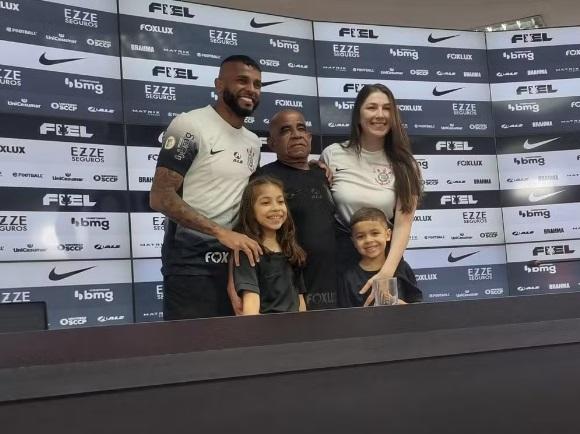 Alex Santana recebeu a família na apresentação como jogador do Timão. (Foto/José Edgar de Matos)