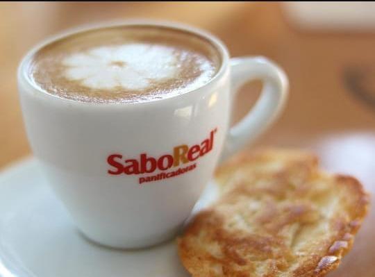 O capuccino com pão na chapa da Panificadora SaboReal da avenida da Saudade é simplesmente delicioso (Foto/Reprodução)