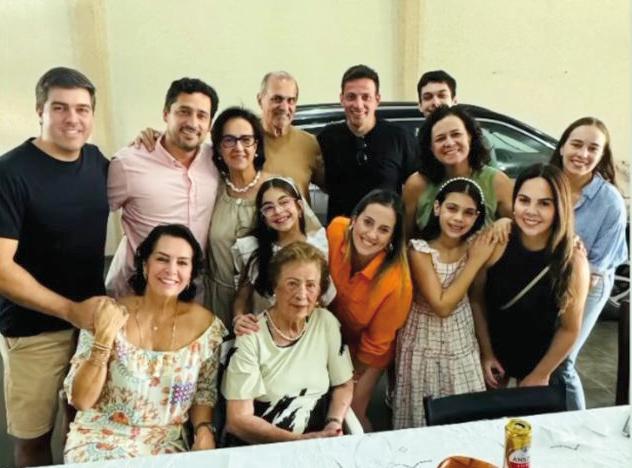 Teve comemoração em família também para Teresinha Cartafina, que festejou seus bem vividos 91 anos ao lado das filhas, netos e bisnetos (Foto/Arquivo pessoal)