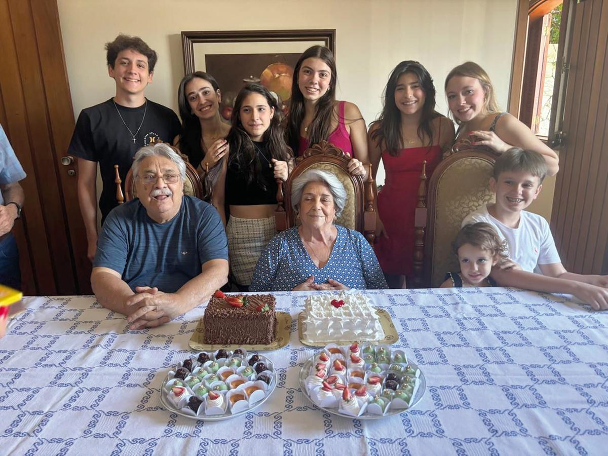 No ultimo fim de semana, a vovó mais amada do mundo, Regina Coeli Ribeiro de Moraes, comemorou mais um ano de vida e reuniu a família em seu tradicional almoço de domingo. Na foto, ao lado do marido José Aparecido de Moraes e dos neto, Paulo Couto, Ana Luisa Borges, Ana Beatriz Bucchianeri, Maria Carolina Marzola, Maria Clara Bucchianeri, Maria Eduarda Marzola, Maria Antonia e Francisco Ribeiro Pagliaro (Foto/Arquivo pessoal)