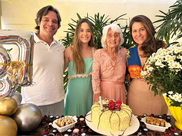 Dona Beatriz Espirandel Rezende – vó Bia – soprou velinhas e ganhou festa da filha Miria Rezende. Na foto ela com a filha, o genro Helbert Higino e a neta Larissa Rezende. Viva a vó Bia! (Foto/Arquivo pessoal)