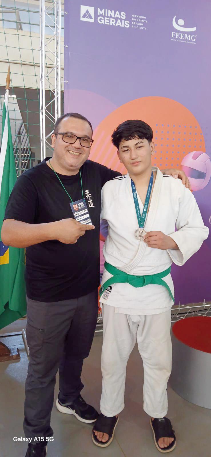 Kazu Motoki, vice campeão de judô módulo 2, na categoria meio pesado, nos Jogos Escolares de Minas GeraisJEMG 2024, em Governador Valadares, representando a Escola Estadual Corina de Oliveira. Na foto, com o seu sensei Anderson Uramoto (Foto/Arquivo pessoal)