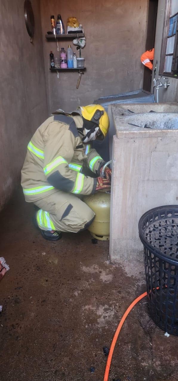 Militar do Corpo de Bombeiros realiza o isolamento do gás, onde o fogo se concentrou em virtude do curto-circuito (Foto/Divulgação)