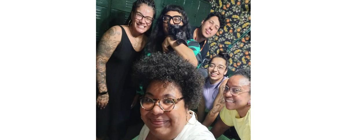 Déia Freitas (segurando gato, chamado de coentro-Nenê), com sua equipe (Foto/Instagram @naoinviabilize/Reprodução)