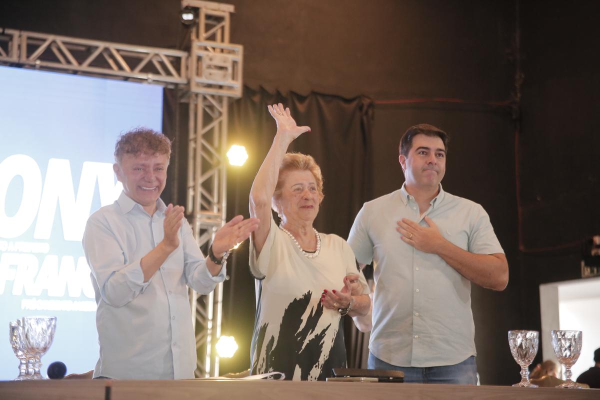 Os candidatos homologados na convenção dividiram o palco com a ex-vereadora Teresinha Cartafina, que é avó de Franco, e compôs chapa com Tony em 2020 (Foto/Divulgação)