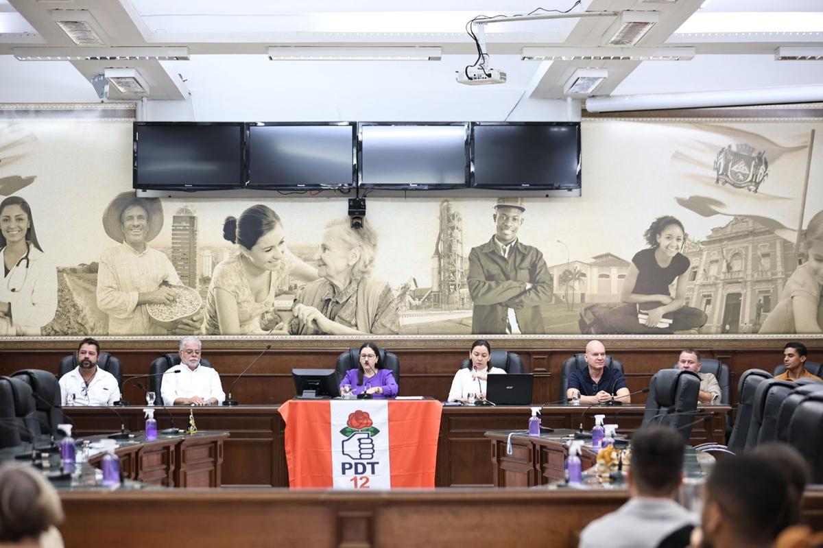 Dirigentes dos cinco partidos que dão sustentação à candidatura de Anderson Adauto na convenção do PDT, neste sábado (Foto/Divulgação)