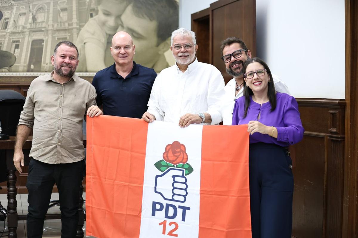 Dirigentes dos cinco partidos que dão sustentação à candidatura de Anderson Adauto na convenção do PDT neste sábado (Foto/Divulgação)