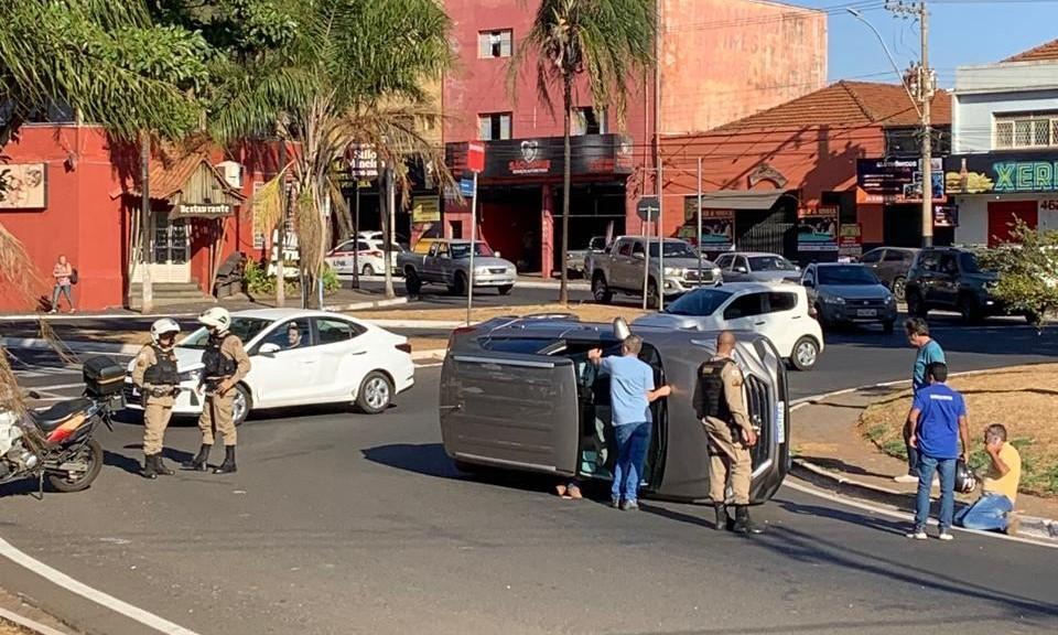 Um dos ocupantes do carro precisou de ajuda para ser retirado, sendo conduzido para atendimento médico-hospitalar (Foto/Divulgação)