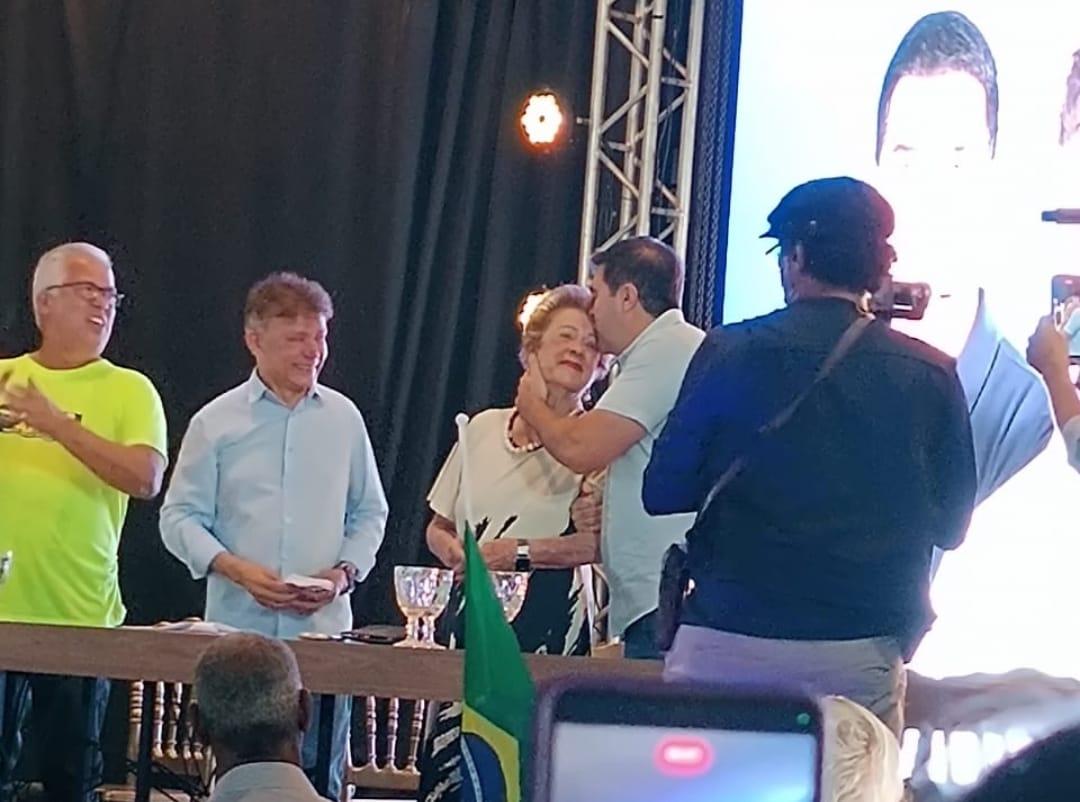 Terezinha Cartafina recebe o carinho do Neto Franco na convenção do MDB (Foto/Divulgação)