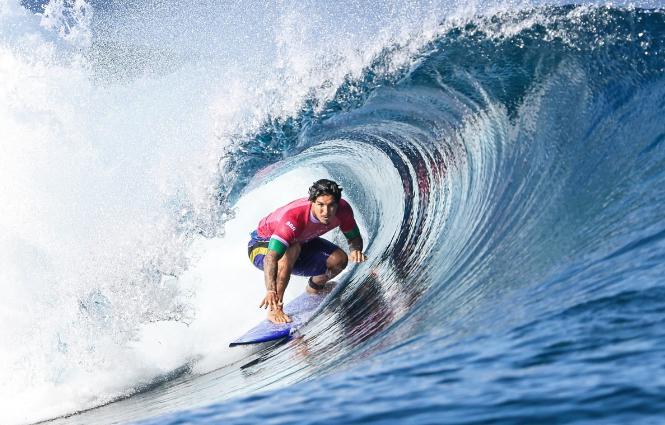 Gabriel Medina passa em 1º lugar na sua bateria (Foto/William Lucas/COB)