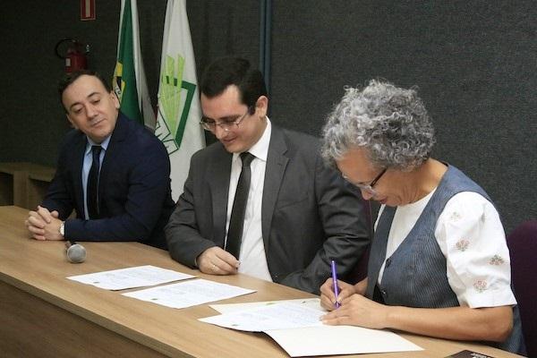 Juízes eleitorais e a reitora da Universidade Federal do Triângulo Mineiro assinam o acordo de cooperação (Foto/Divulgação)