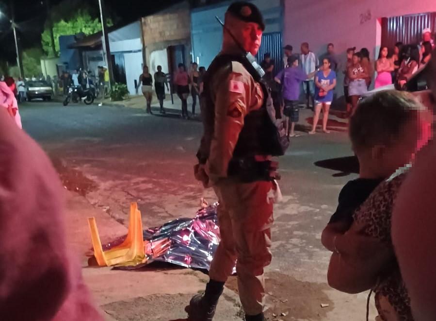 O homem foi morto com três tiros, disparados pelo pai de uma pessoa que teria discutido com a vítima mais cedo (Foto/Divulgação)