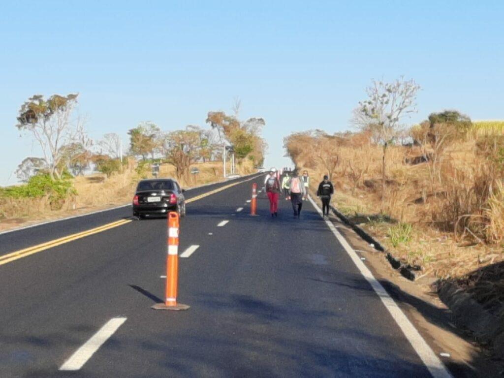 Toda a rodovia foi sinalizada com cones para garantir mais segurança aos romeiros que caminham em direção à Romaria (Foto/Divulgação)