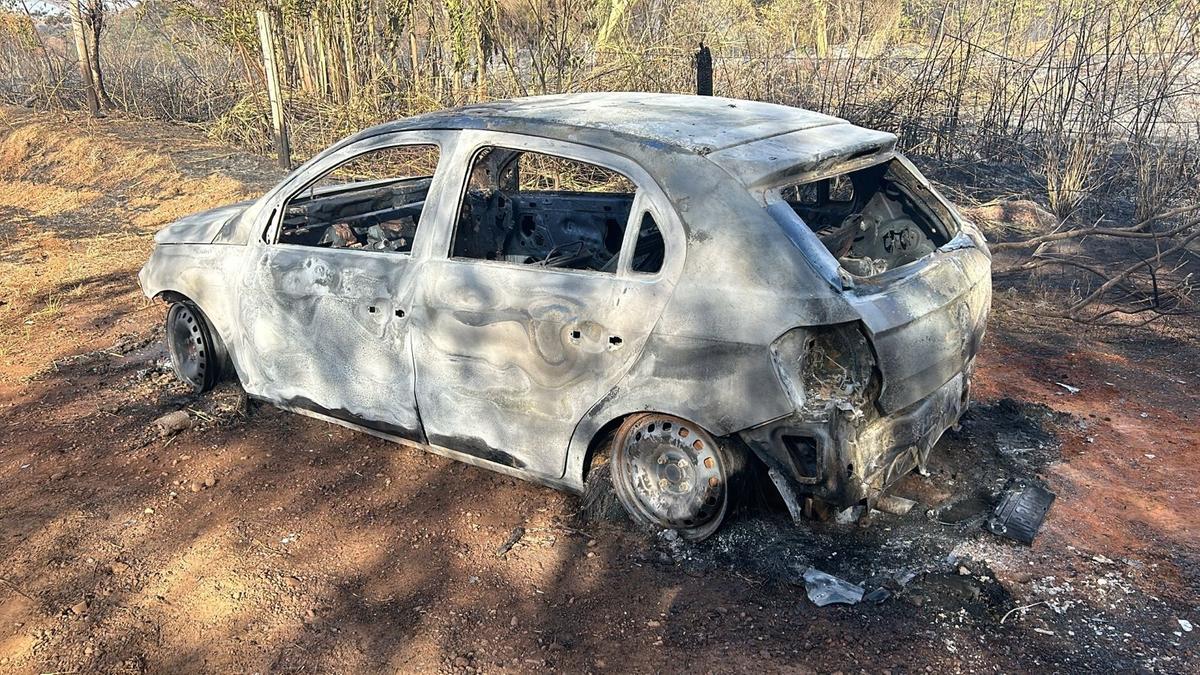 O carro foi localizado em estrada de terra à margem da BR-262 totalmente carbonizado e levantamentos são realizados para localizar autores (Foto/Divulgação)