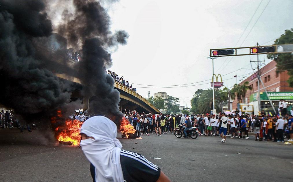 Protesto contra Nicolas Maduro em Puerto La Cruz, no estado de Anzoategui, na Venezuela, um dia após a eleição presidencial venezuelana (Foto/AFP or licensors)