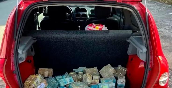 Carro estava abandonado há 10 dias (Foto/Polícia Militar/Divulgação)
