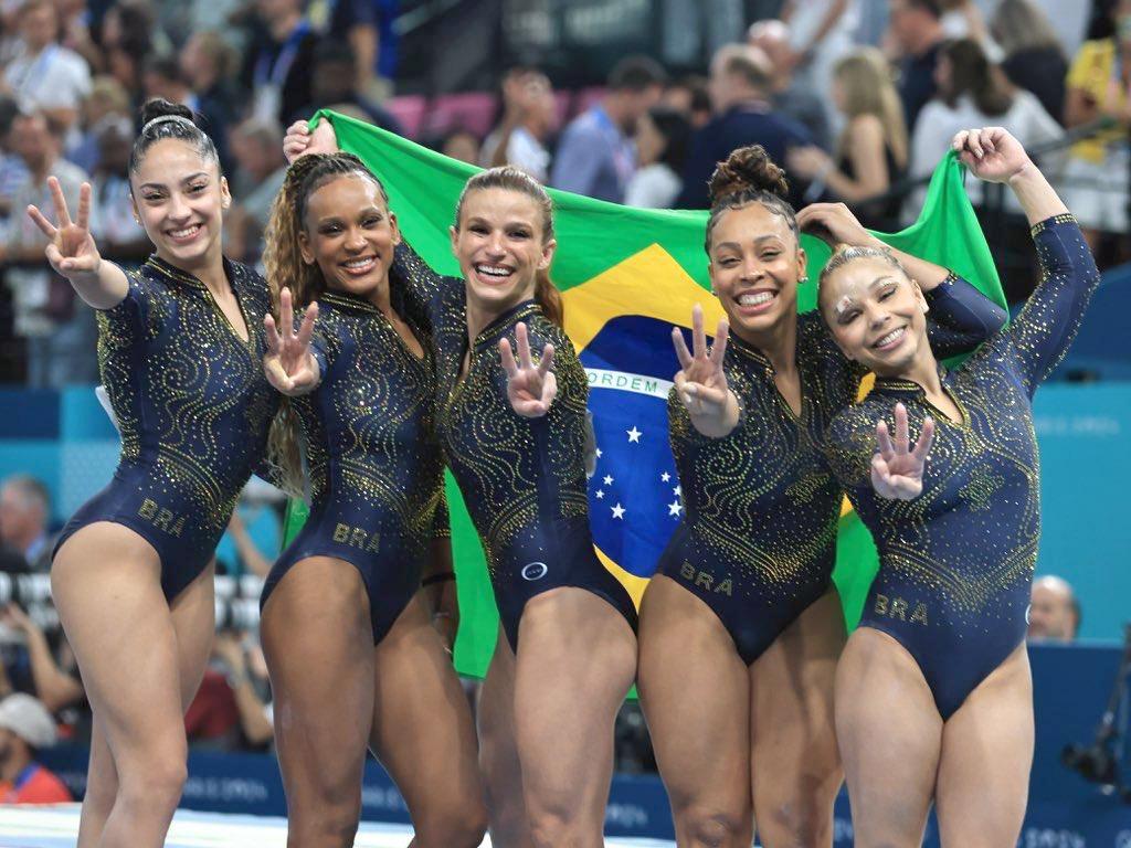 A seleção brasileira de ginástica artística ganhou bronze em Paris e foi representada por Rebeca Andrade, Flávia Saraiva, Jade Barbosa, Júlia Soares e Lorrane Oliveira (Foto/Ricardo Bufolin/CBC)