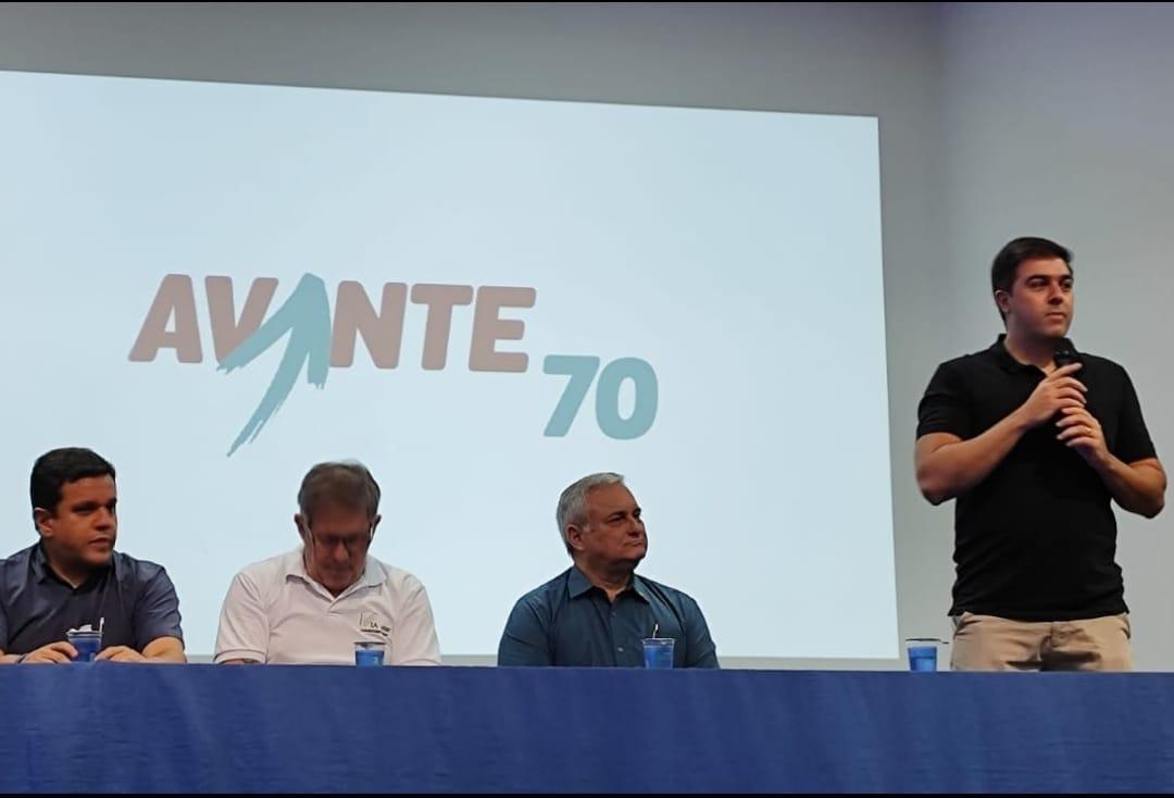 Presidente municipal do Avante, Leonardo Queiroz, à direita, acompanha o pronunciamento de Franc (Foto/Divulgação)