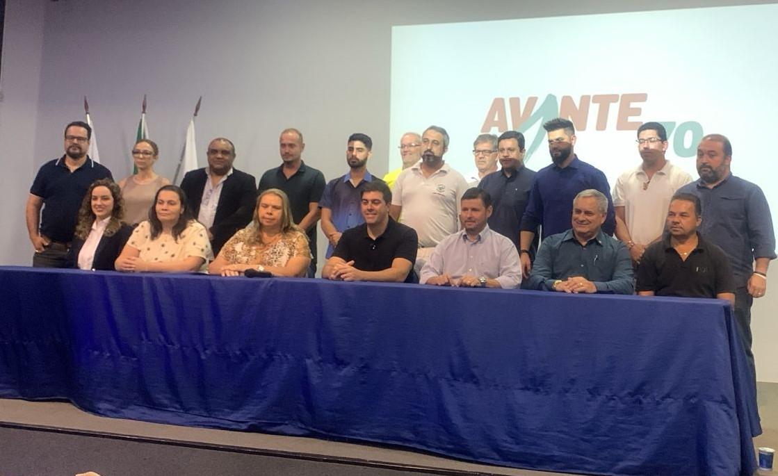 Integrantes do Avante, que são candidatos a vereadores, durante a convenção na noite de ontem (Foto/Divulgação)