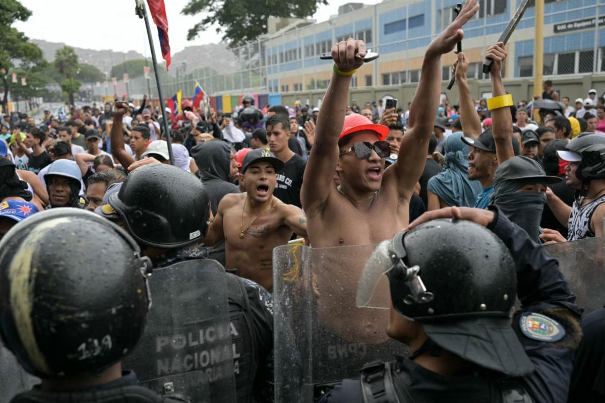 Protestos eclodiram após Nicolás Maduro declarar que havia sido reeleito presidente do país (Foto/YURI CORTEZ/AFP)