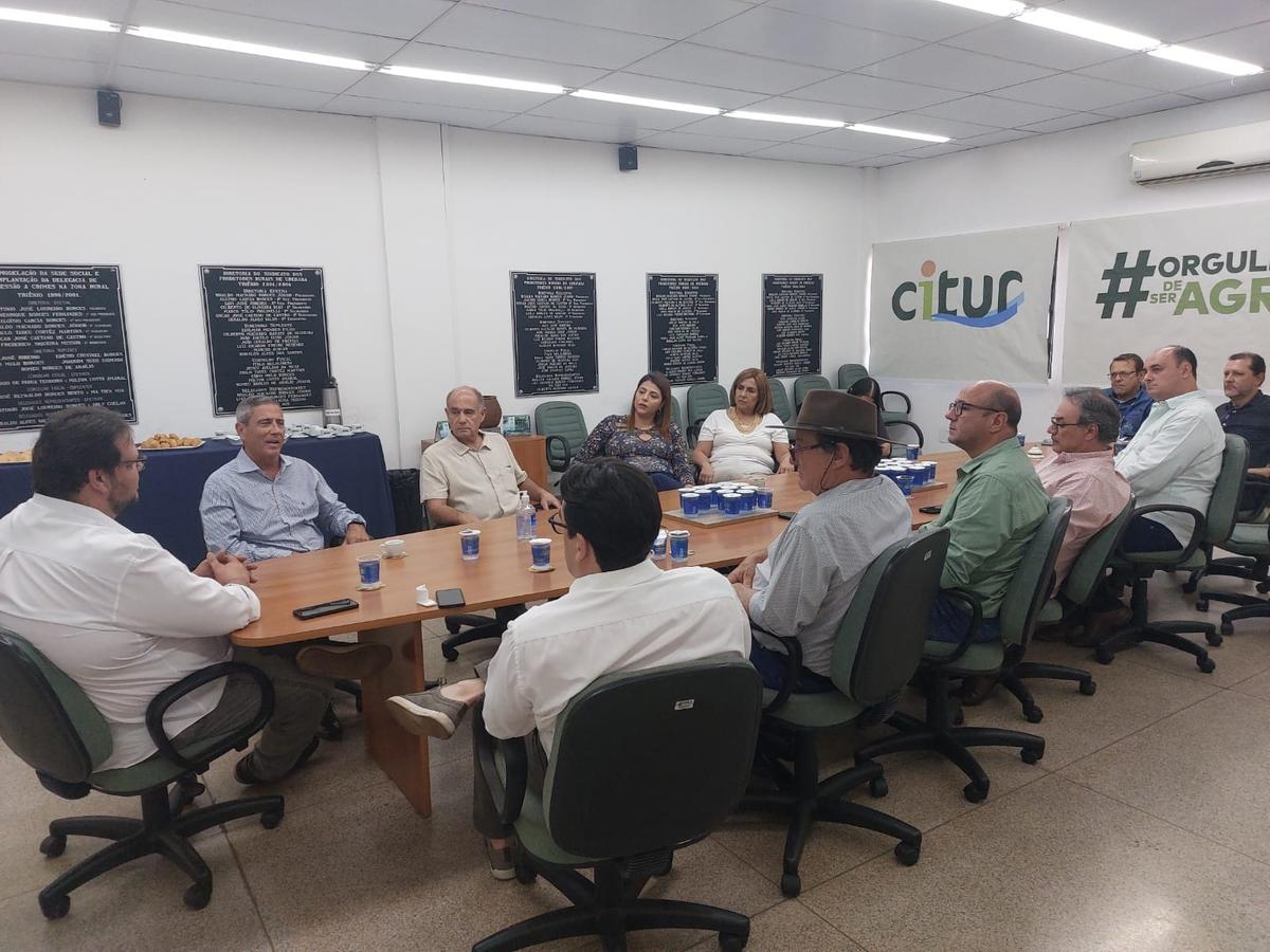 Ex-ministro general Braga Neto, acompanhado de Samir Cecílio e Ellen Miziara, do PL, reuniu-se com a direção do Sindicato Rural sexta-feira (2) (Foto/François Ramos)