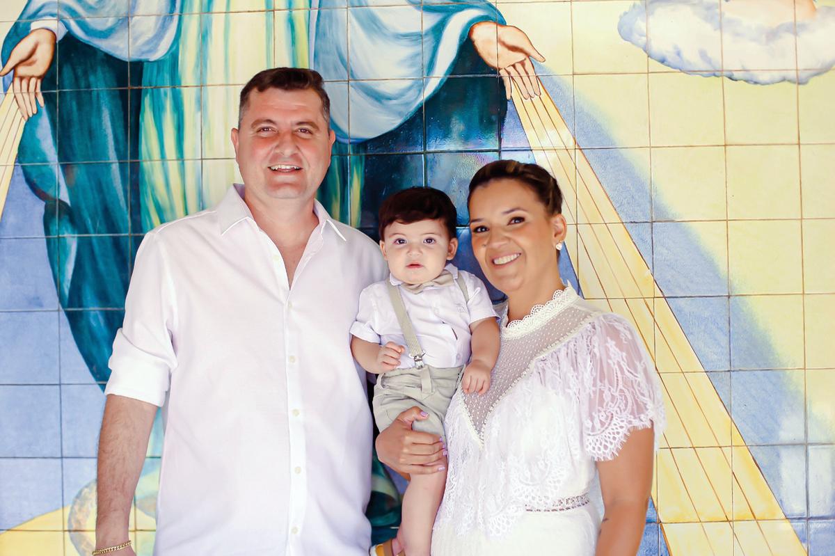 Théo Hannouch, no dia do seu batizado com os pais, Fidelis Hannouch e Priscilla Bessa, sob as bênçãos de Nossa Senhora Medalha Milagrosa (Foto/Stella Barbosa)