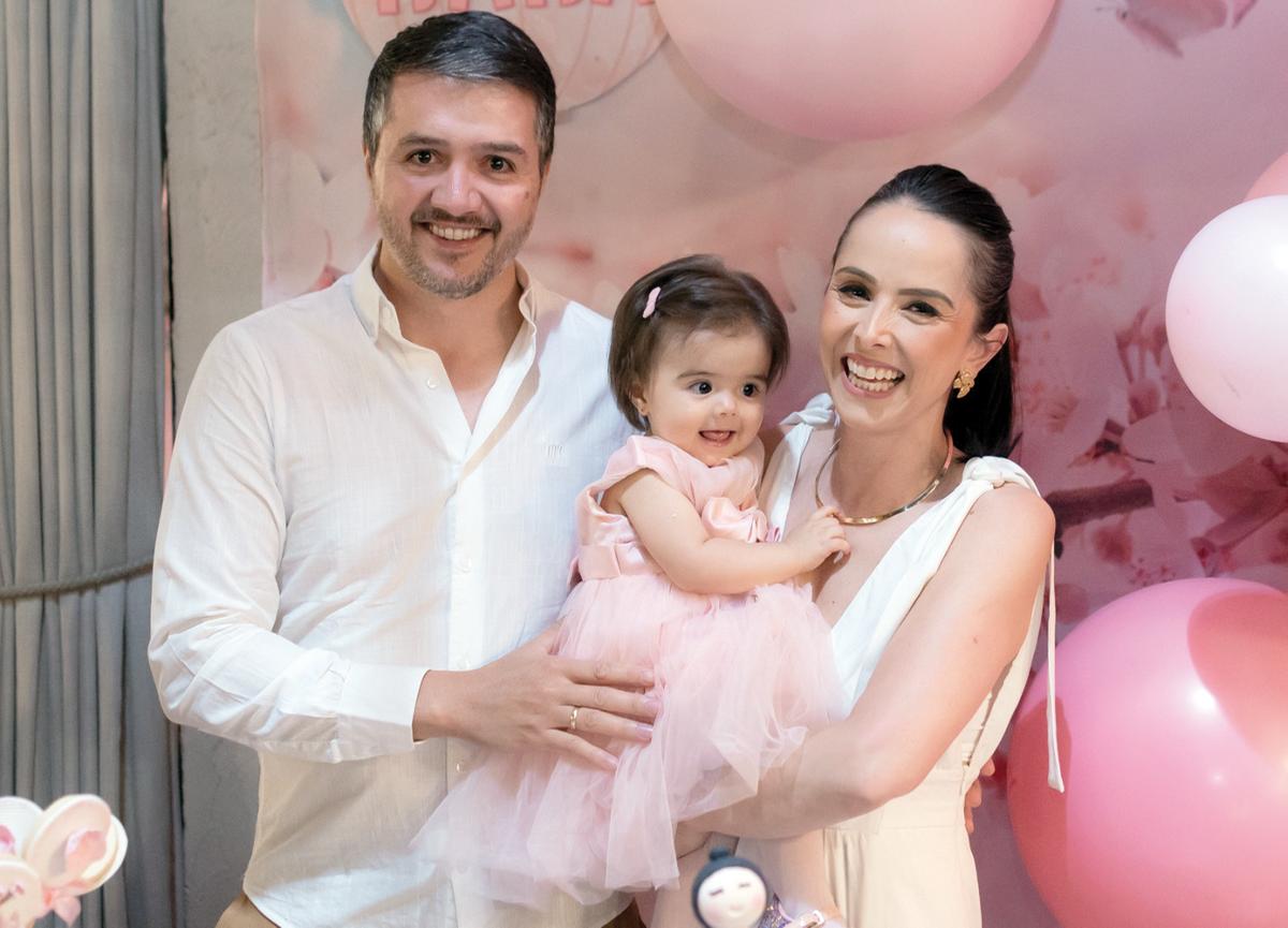 Leandro Eduardo de Oliveira e Lumi Machado Ito com a pequena Hana Ito de Oliveira que no último fim de semana completou 1 aninho e ganhou festa linda e intimista (Foto/Ju Estevam)