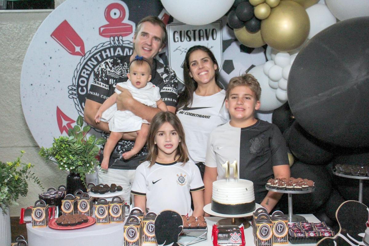 O aniversariante com os pais, Frederico e Marcela e as irmãs Clarissa e Maria (Foto/Divulgação)