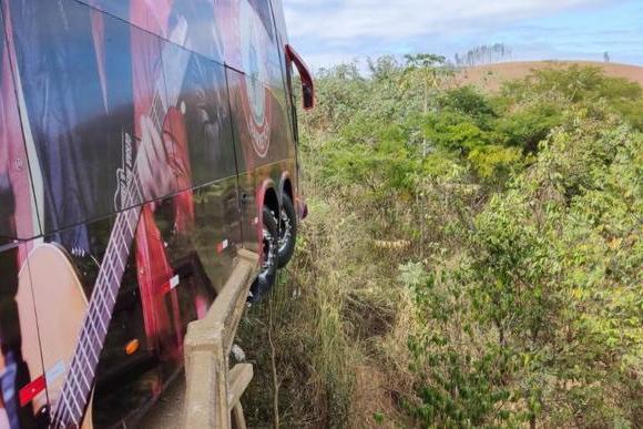 Ônibus da dupla sertaneja quase despencou da ponte (Foto/Reprodução/Redes Sociais)