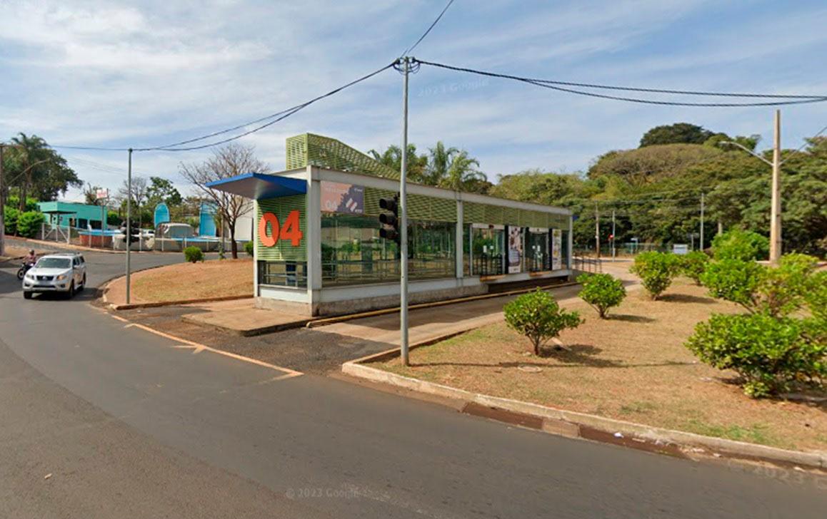 A primeira estação em que o autor praticou o furto, devidamente filmado pelas câmeras de monitoramento, foi a da rotatória da Guilherme Ferreira com a Nelson Freire (Foto/Reprodução)