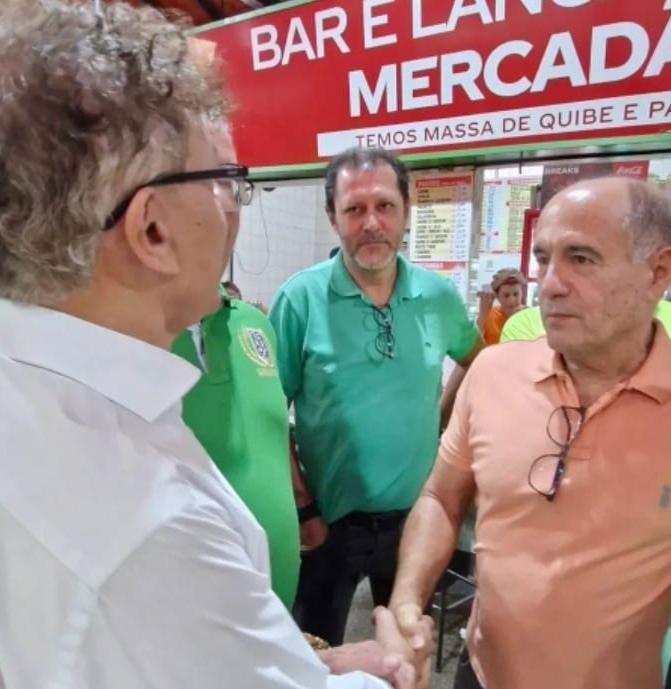 Tony Carlos e Samir se encontraram por acaso no Mercadão, o local preferido dos políticos nos finais de semana. Reinou a civilidade (Foto/Divulgação)