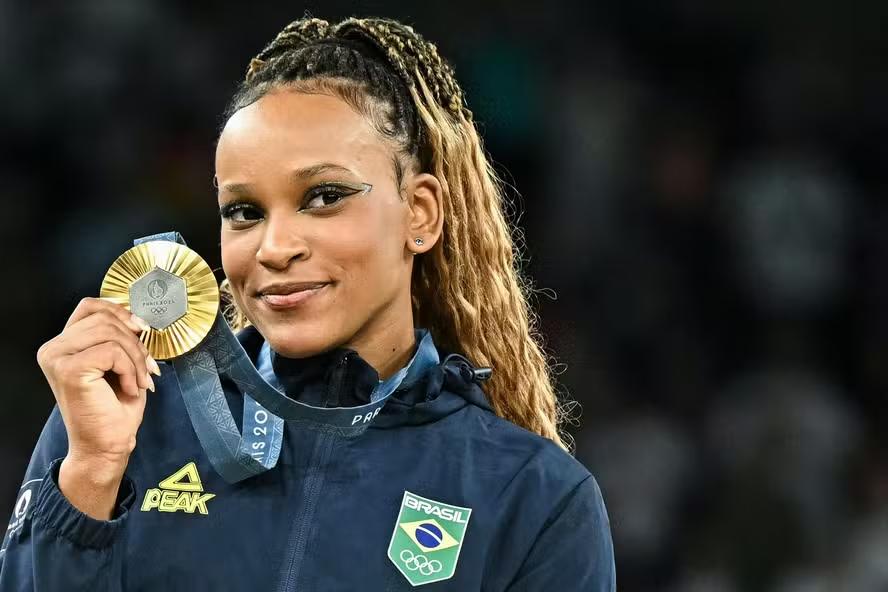 Nesta edição das Olimpíadas, Rebeca Andrade traz para o Brasil quatro medalhas: uma de ouro, duas de prata e uma de bronze (Foto/Divulgação)