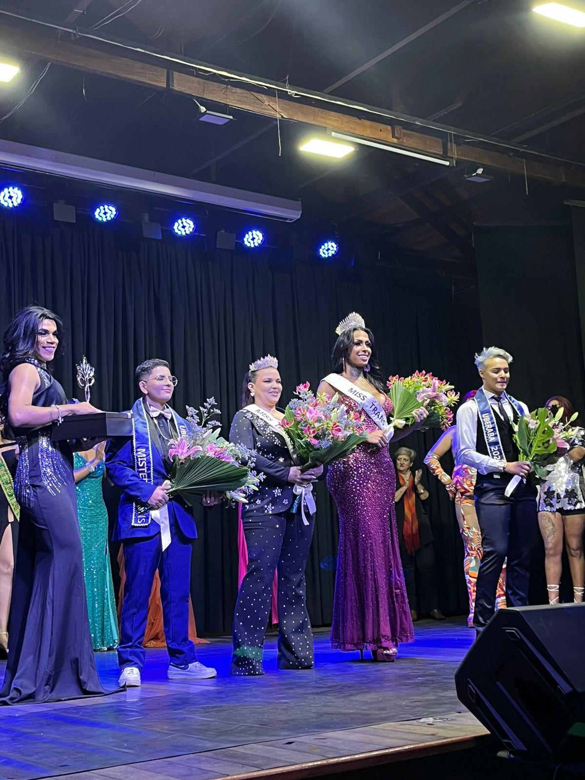 Na foto: Talula Nebli - Top Drag; Cairo Marques de Oliveira - Mister Trans; Fernanda Gonçalves de Sousa - Miss Lésbica; Nicole Barros - Miss Trans; Fernando Honório Silva Souza - Mister Gay (Foto/Reprodução)