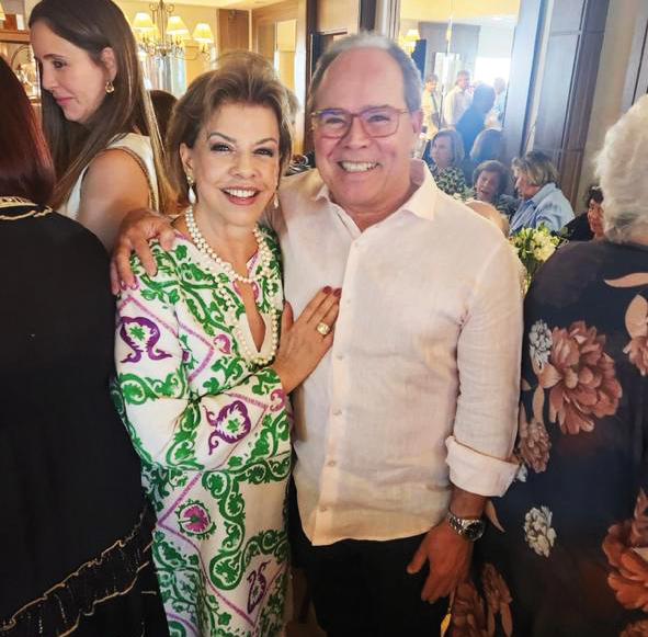 Carmelita Cunha foi a festejada aniversariante do fim de semana, na foto com o querido Randolfinho Borges (Foto/Arquivo pessoal)