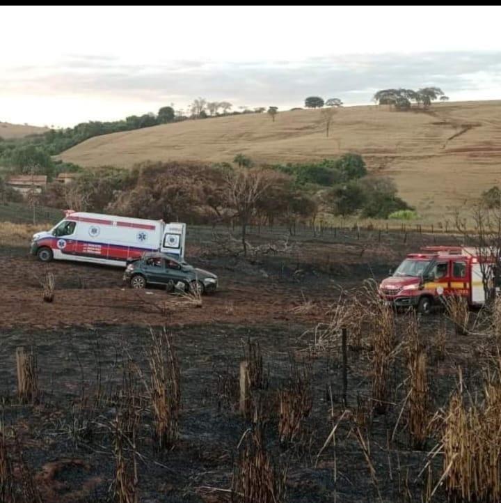 Não se sabe o que motivou a saída de pista, e ocorrência foi atendida pelo Corpo de Bombeiros e equipe médica da Santa Casa de Sacramento (Foto/Divulgação)