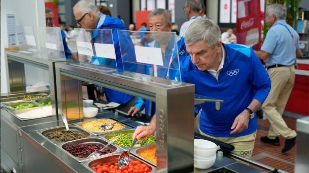 Thomas Bach, Presidente do Comitê Olímpico Alemão, experimentado comidas do restaurante da Vila Olímpica (Foto/David Goldman/Pool/Getty Images)