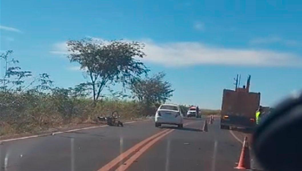 Polícia encontrou a moto caída à margem da rodovia com o condutor ao lado, já sem vida, e um caminhão teria envolvimento no acidente (Foto/Reprodução)