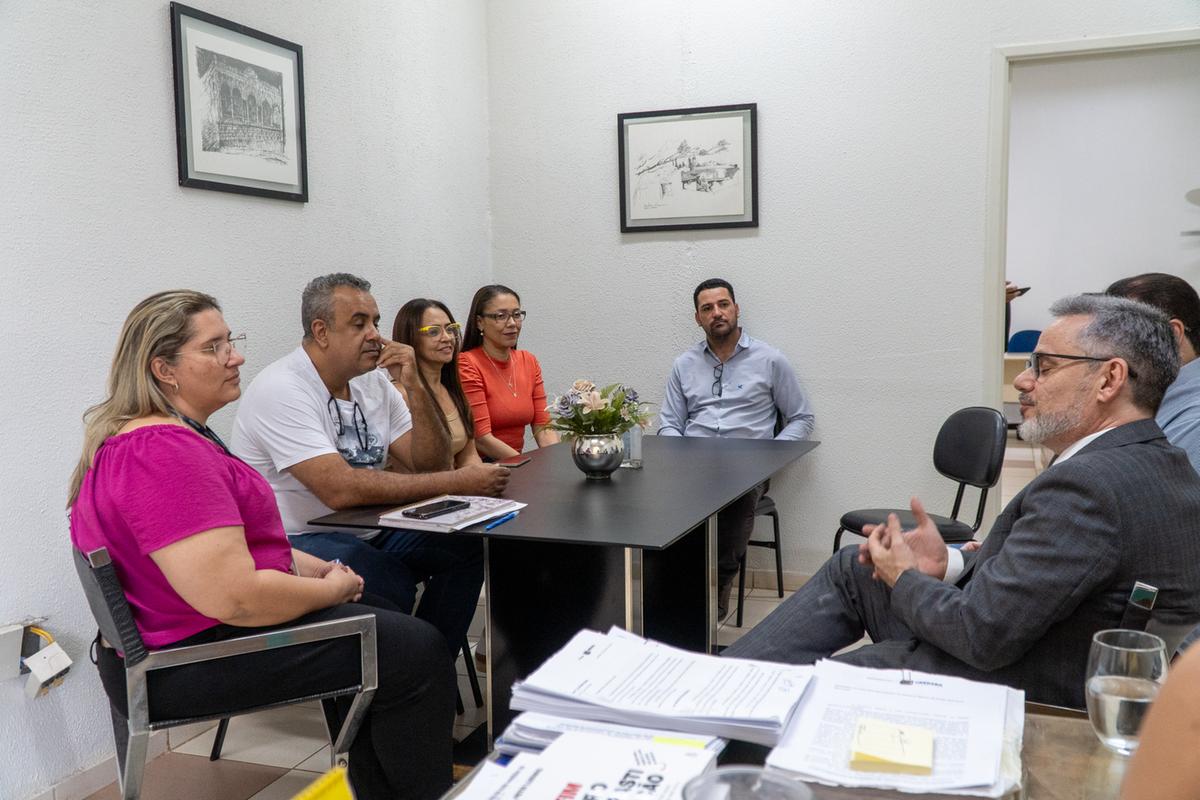 Promotor José Carlos Fernandes e representantes dos Sindicatos dos Servidores e Educadores conheceram ontem o sistema implantado no Centro Administrativo (Foto/Divulgação)