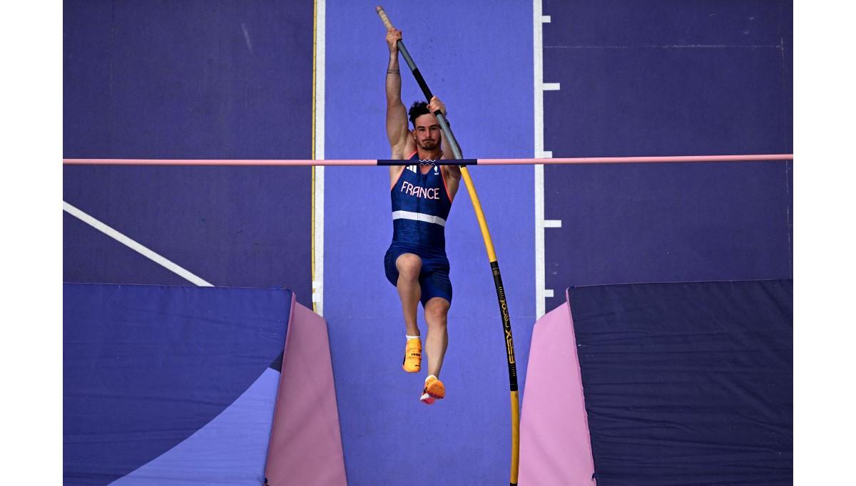 Anthony Ammirati durante prova do salto com vara na Olimpíada de Paris-2024 (Foto/Antonin THUILLIER/AFP)