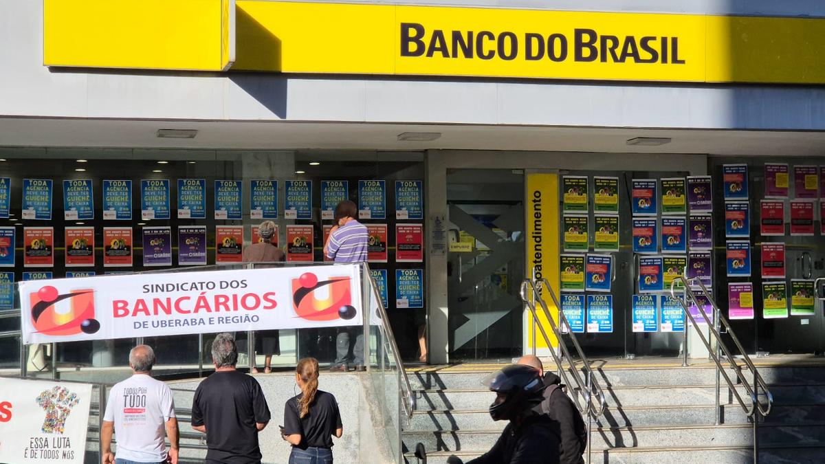 Manifestação ocorreu em frente ao Banco do Brasil na Av. Leopoldino de Oliveira (Foto/Divulgação)