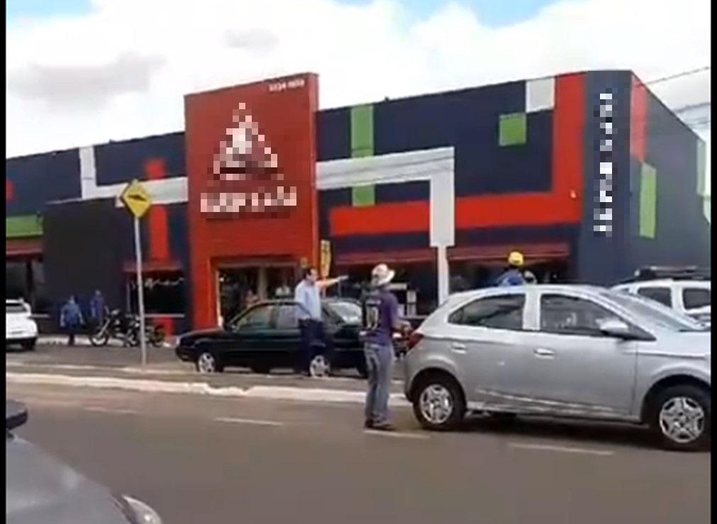 Momento em que a polícia chegava à loja de materiais de construção que havia sido assaltada no Residencial Mangueiras (Foto/Reprodução)