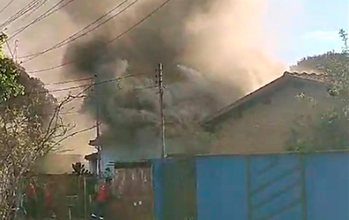 Incêndio gerou grande volume de fumaça, mas ninguém ficou ferido, visto que o imóvel é desabitado (Foto/Reprodução)