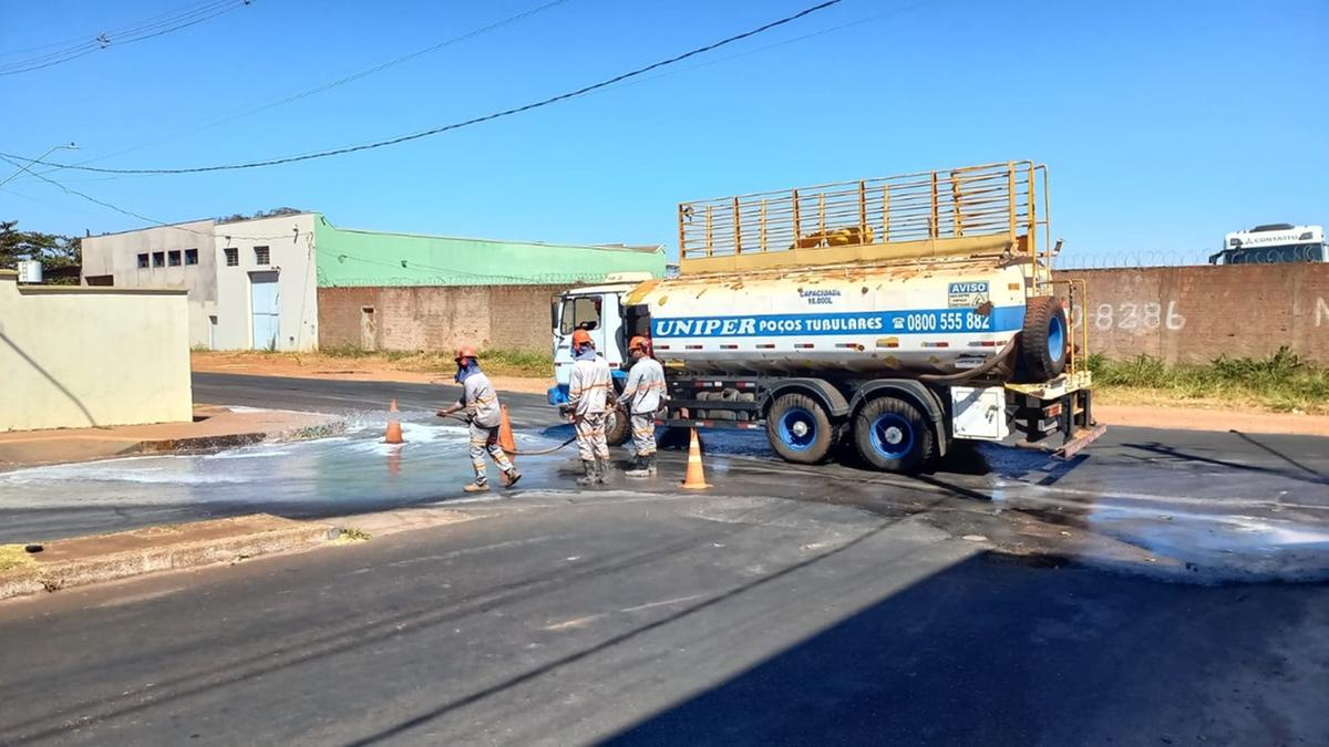 A empresa responsável pelo serviço paralisou as atividades e providenciou a limpeza da via (Foto/Divulgação)