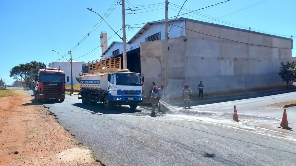 A empresa responsável pelo serviço paralisou as atividades e providenciou a limpeza da via (Foto/Divulgação)