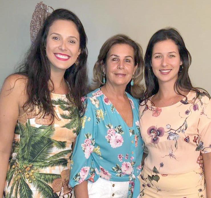 Ontem foi aniversário da querida Marina Elias Guimarães Cunha. Na foto com as filhas, Verena e Morena. Parabéns! (Foto/Arquivo pessoal)